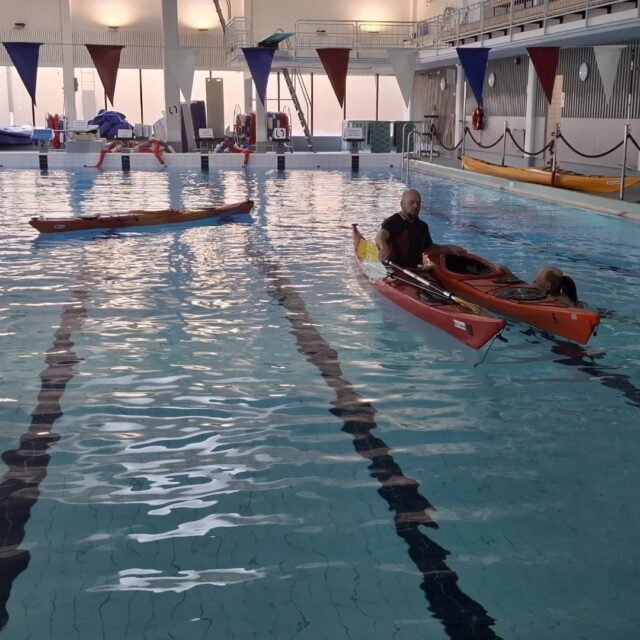 En solig söndagseftermiddag tillbringade ett gäng entusiaster i Jakobstads simhall, där de övade själv- och kamraträddning samt paddlingsteknik.
Aurinkoinen sunnuntai-iltapäivä Pietarsaaren uimahallissa, jotkut innokkaat harjoittelivat  pelastautumisharjoituksia sekä melonta-tekniikka.