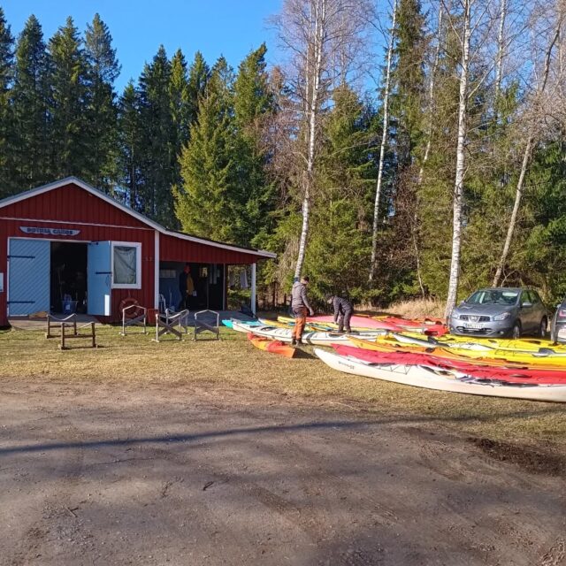 Vårtalko och Vårmöte hölls i vackert men kyligt väder ☀️🍂🍃. 10 aktiva medlemmar deltog i talkot, och 12 deltog på mötet. 
Tack till alla som deltog ❣️. Kevättalkoot ja Kevätkokous pidettiin kauniissa mutta kylmässä säässä ☀️🍂🍃. Jäsenistä 10 osallistuivat  aktiivisesti talkoihin, ja 12  osallistuivat Kevätkokoukseen. Kiitos kaikille osallistuneille ❣️.