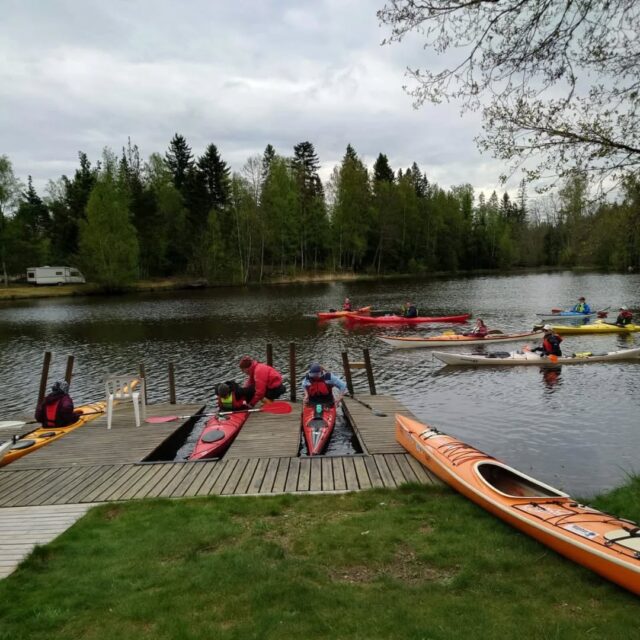 Säsongens första tisdagspaddling, i mulet väder med svag vind och lätt regn/ uppehåll. Behagligt paddlingsväder! 
Vi var 13 deltagare, som paddlade ca 7 km. 
Vi rundade Tjuvören, paddlade via Tomssund till Östanpåfjärden och tog en fikapaus (utan landstigning) i fattigviken.