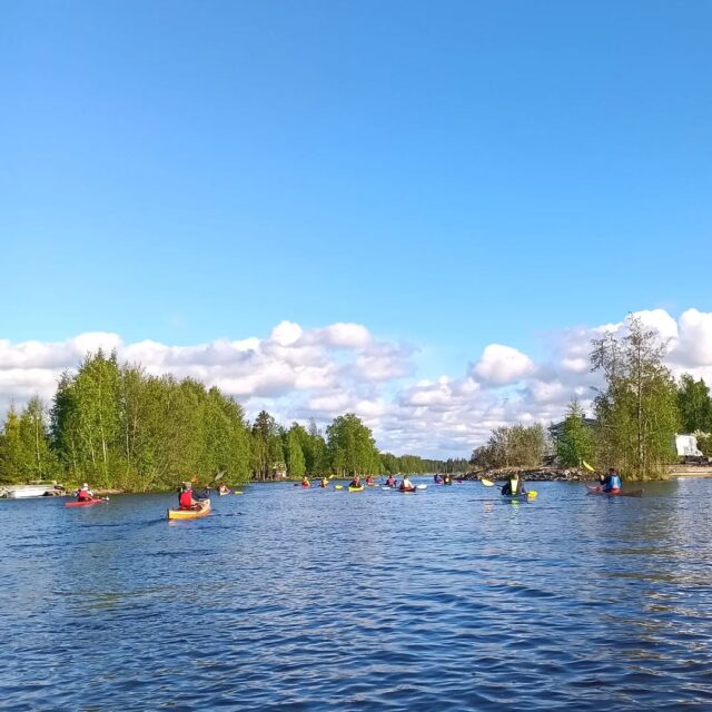 Kvällens tisdagspaddling gick via Vikarholmen till Prästgrunden, med paus vid Prästberget. 💫🍀
16 glada deltagare paddlade 8 km i solsken och både med- och motvind. ☀️🌊
Tack till dragarna och alla deltagare! 
#botniacanoe #prästgrundet #larsmosjön #kayakingadventures