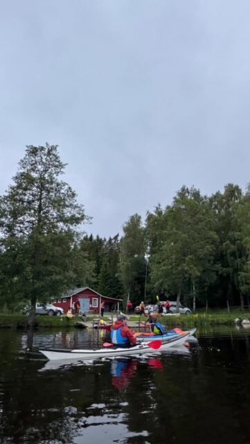 Tisdagspaddling 16.6. 
Vi paddlade 10 km i behagligt paddlingsväder. 13 deltagare i 12 kajaker paddlade via Vikarholmsröret till Assarskär badstrand där vi tog fikapaus. Eftersom ms Gloskär var ute på fjärden, rundade vi henne på vägen tillbaka, som för övrigt gick via Fårholmsbron, Tomssund och runt Lysarholmen. Några testade på att glida under bron nära Runebergs stuga.
#botniacanoe #tisdagspaddling #gloskärsfjärden #larsmosjön #svanenjakobstad 
Tiistaimelonta 16.6.
Mukava melontasää ja -seuraa!
13 osallistujaa, 10 km, Assarskärin uimarantaan.