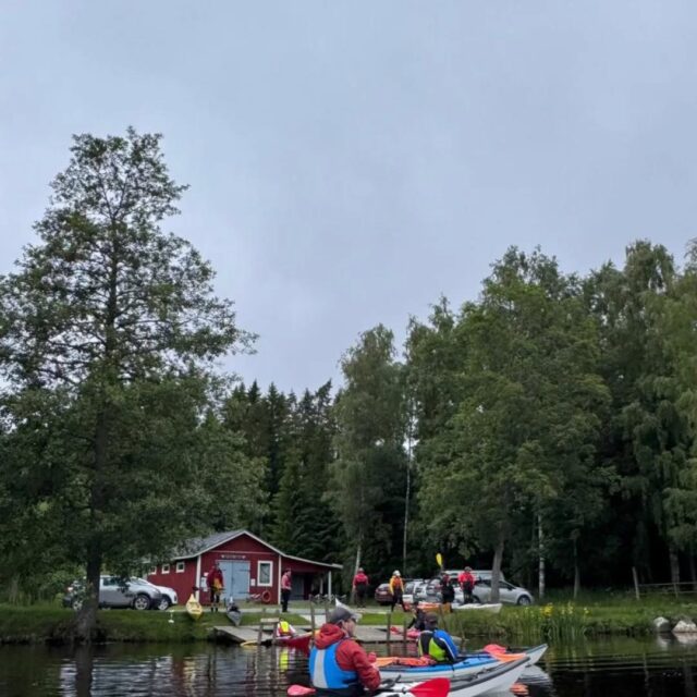 Tisdagspaddling 16.6. 
Vi paddlade 10 km i behagligt paddlingsväder. 13 deltagare i 12 kajaker paddlade via Vikarholmsröret till Assarskär badstrand där vi tog fikapaus. Eftersom ms Gloskär var ute på fjärden, rundade vi henne på vägen tillbaka, som för övrigt gick via Fårholmsbron, Tomssund och runt Lysarholmen. Några testade på att glida under bron nära Runebergs stuga.
#botniacanoe #tisdagspaddling #gloskärsfjärden #larsmosjön #svanenjakobstad 
Tiistaimelonta 16.6.
Mukava melontasää ja -seuraa!
13 osallistujaa, 10 km, Assarskärin uimarantaan.