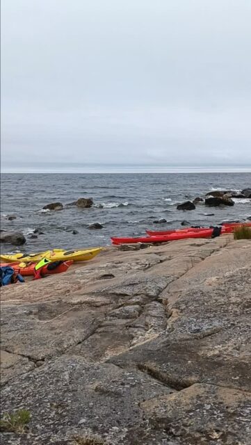 Dag 3, paddlingskurs. Det blåste till och med mer än önskat denna morgon. Vår ledare beslöt att vi inte tar risken att försöka komma ut på vattnet i kajakerna via denna steniga strand. Hur gör man då? Jo, man bär kajakerna tvärs över holmen till andra sidan 💪😅.
#botniacanoe #paddlingskurs #öuran