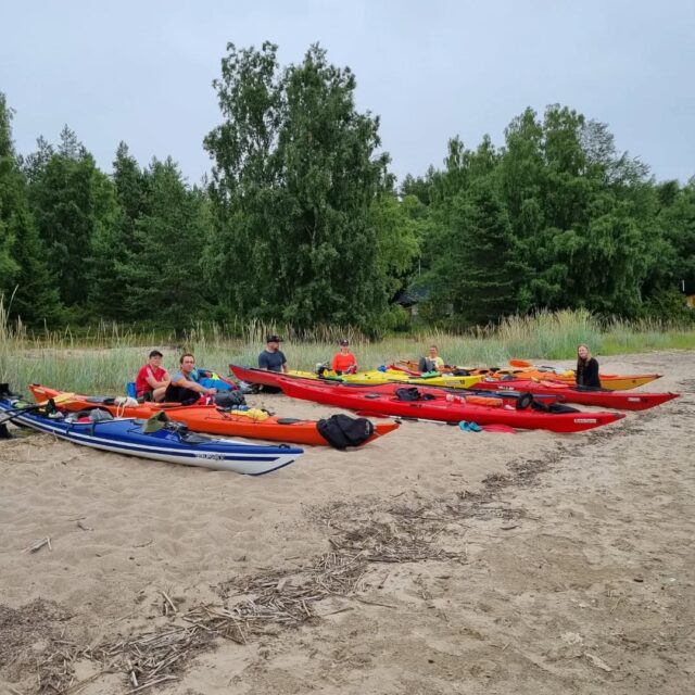 Paddlingskurs dag 3, retur till Ådö fiskehamn. Efter att ha burit kajaker och packning tvärs över Öuran, var vi lagom uppvärmda inför sista etappen. Hård blåst och vågor från alla de håll höll oss upptagna, där vi försökte undvika stenar och närkontakt med varann. Tro det eller ej, men vi paddlade in i hamnen som värsta proffsen (ja, ja, paddlingstekniken behöver visserligen finslipas)! 
4 deltagare tog Meloja1 intyg, en av oss hade det från förr. 
Tack till vår ledare Johan samt vår på-praktik- ledare Sofia 🥰. Och föreningen Botnia Canoe, som erbjöd oss kursen 🌟.
#hurraförossidag #botniacanoe #meloja1 #paddlingskurs