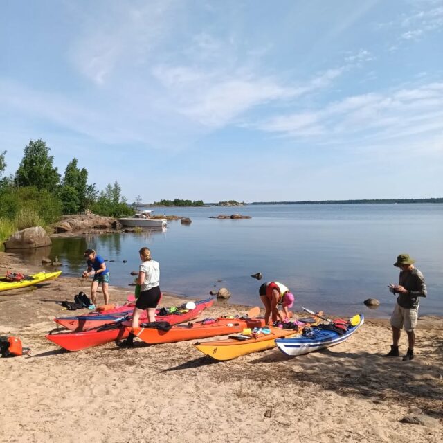 Dag 2, paddlingskurs. I strålande solsken lämnade vi Stugupaskarn och paddlade i riktning Mässkär, där vi tog lunchpaus. Mycket varmt! Vi fortsatte färden med Öuran som mål, och tog i land på havssidan vid slottsberget. Efter denna strapats behövdes lite vila. Senare övade de flesta av oss stöd och rollning i storviken. Simning och floating i torrdräkt ingick i kvällsaktiviteterna. Middag på klipporna blev det också, vissa åt enklare medan andra åt som kungar. Även denna natt sov flera av oss i sick-sack på liggunderlagen för att undkomma de värsta ojämnheterna. 
Vi visste om att vinden kommer att öka under natten, och vår ledare Johan tänkte att det blir en bra utmaning för oss att paddla tillbaka till Ådö fiskehamn imorgon.
#botniacanoe #kajakkurs #meloja1 #mässkär #öuran