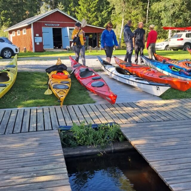 Första tisdagspaddlingen i augusti blev en blåsig historia. Pga den hårda vinden blev det ruttändring just innan start och vi drog iväg på upptäcktsfärd till den lilla viken bakom Granholmen. Alltid spännande att hitta nya platser! Det var dåligt med pausplatser i närheten, men som tur var fick vi låna en strand för vår fikapaus. Tack för det!