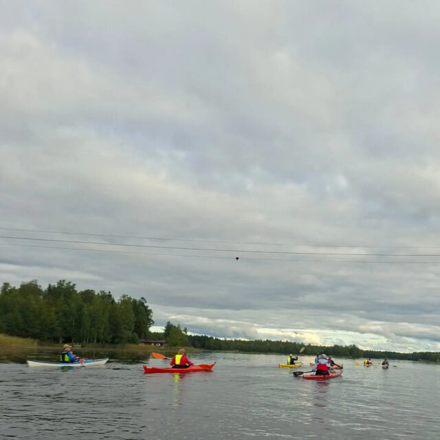 Veckans tisdagspaddling avnjöts i behagligt mulet väder med svag vind. 12 deltagare paddlade till Fänäsnabban, där vi höll fikapaus på klipporna. Som vanligt var det tal om allt mellan himmel och jord! Ca 11,5 km.
Tämän viikon tiistaimelonta - sopivasti pilvinen sää ja hyvin heikko tuuli. 12 osallistujaa, melottiin Fänäsnabbaan missä pidettiin tauko kallioilla. Noin 11,5 km.
#botniacanoe #tisdagspaddling #tiistaimelonta