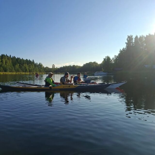 Veckans tisdagspaddling skedde i samarbete med Keskipohjanmaan retkimelojat. Med start från Mjosund, Öja, paddlade vi tur-retur till stora Päranden, där fikapaus hölls. 12 kilometer i strålande väder, 13 deltagare från BC och 14 från Karleby-föreningen. Trevligt samarbete 💫🙌😎. 
Tämän viikon tiistaimelonta tapahtui ythteistyössä BC - Keskipohjanmaan retkimelojat. Aloitus Mjosund, Öja.  Melontaretki kulki stora Pärandöreniin, missä pidettiin tauko. Noin 12 km loistavassa säässä! BC:sta 13 henk ja Kokkola-yhdistykselta 14 henk. Kiva yhteistyö 💫🙌😎.