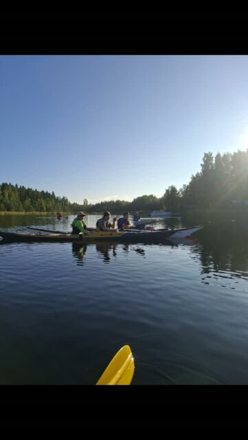 Veckans tisdagspaddling skedde i samarbete med Keskipohjanmaan retkimelojat. Med start från Mjosund, Öja, paddlade vi tur-retur till stora Päranden, där fikapaus hölls. 12 kilometer i strålande väder, 13 deltagare från BC och 14 från Karleby-föreningen. Trevligt samarbete 💫🙌😎. 
Tämän viikon tiistaimelonta tapahtui ythteistyössä BC - Keskipohjanmaan retkimelojat. Aloitus Mjosund, Öja.  Melontaretki kulki stora Pärandöreniin, missä pidettiin tauko. Noin 12 km loistavassa säässä! BC:sta 13 henk ja Kokkola-yhdistykselta 14 henk. Kiva yhteistyö 💫🙌😎.