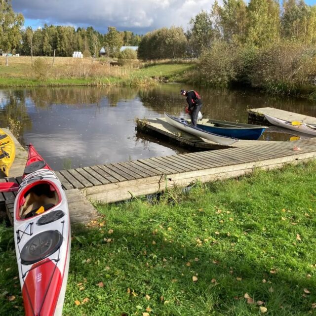 En lördagspaddling i trivsamt höstväder. Start från Östensö, fikapaus vid Grötberget och sen via Bockholmskanalen mot Svanen. 5 deltagare, ca 12 km. Tack till alla deltagare 🍂🍁🍃
#botniacanoe #kajakliv #föreningsliv