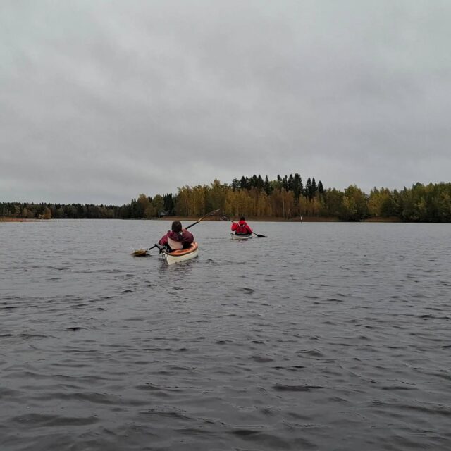 Årets sista lördagspaddling blev en blöt historia där omständigheterna inte riktigt var med oss. Tre deltagare kämpade sig motströms (öppna dammluckor) och i motvind mot Hummelholmen i lätt duggregn. När det sedan blev dags för paus började det naturligtvis ösregna, men så fort vi var tillbaka i kajakerna lugnade sig regnet. Sedan vände vi hemåt, planen var att njuta av både medvind och paddla medströms hemåt. Men vinden mojnade och dammluckorna stänges, så tji fick vi 😅 Men fick i alla fall njuta av vackra höstfärger idag. 🍂🍁