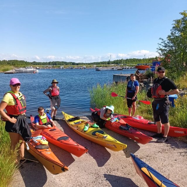 7 personer på paddlingskurs med Johan Tonberg @outside kallan. Härligt väder. Kamraträddning och självräddning tränades vid Storpaskarn, där vi även slog upp våra tält. To be continued 😎 
#paddlingskurs #botniacanoe #storpaskarn